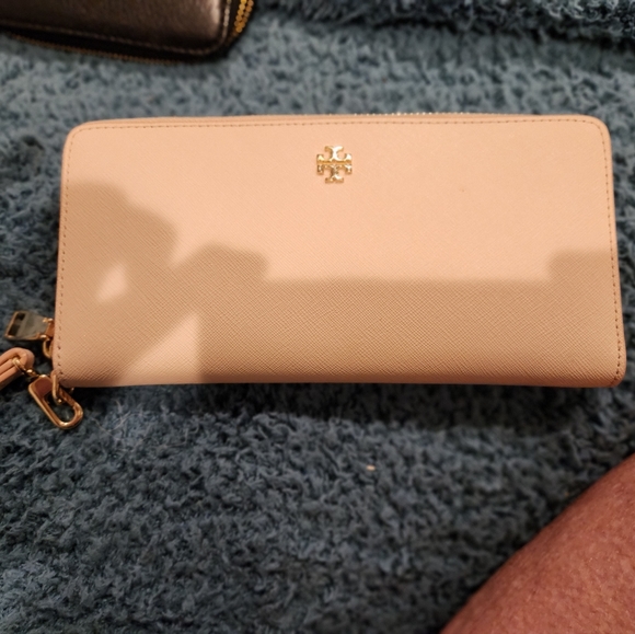 Tory Burch Handbags - Tory Bitch wristlet wallet